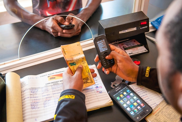 Transaction dans une agence Mobile money d&#039;Afrique