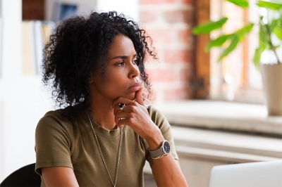 Cogito de femme noire en entreprise